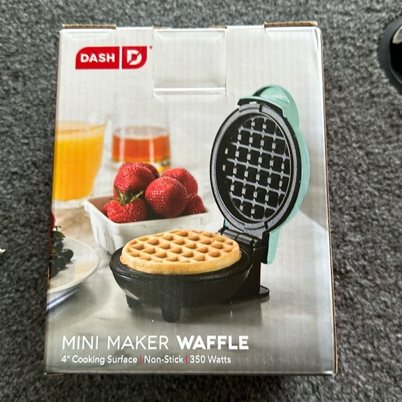 Mini waffle maker. Has a 4 inch cooking surfaces. 350 watts - Picture 1 of 3